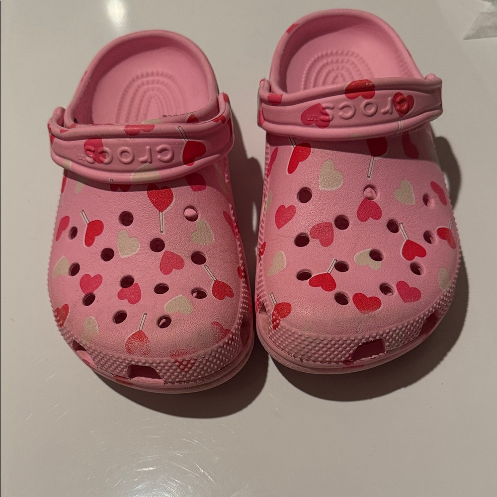 CROCS Kids Pink Heart Clog Sandals, size Junior 2
